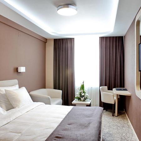 Garni Hotel Aveny ชาชาค ภายนอก รูปภาพ