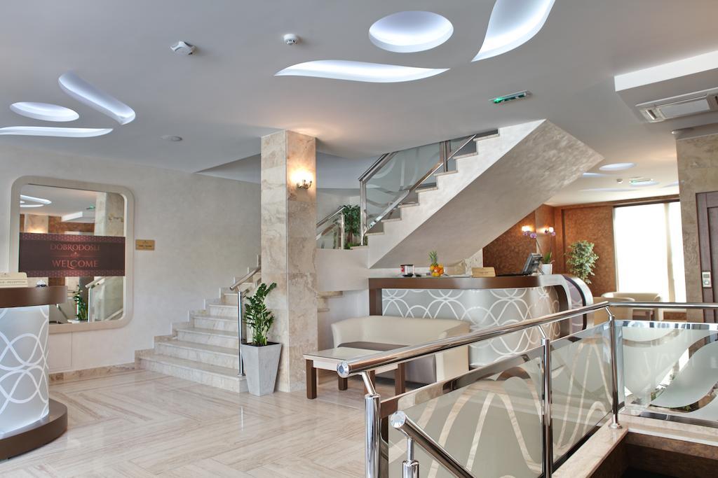 Garni Hotel Aveny ชาชาค ภายนอก รูปภาพ
