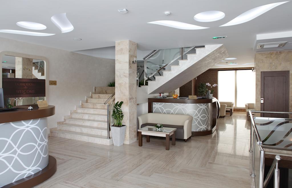 Garni Hotel Aveny ชาชาค ภายนอก รูปภาพ