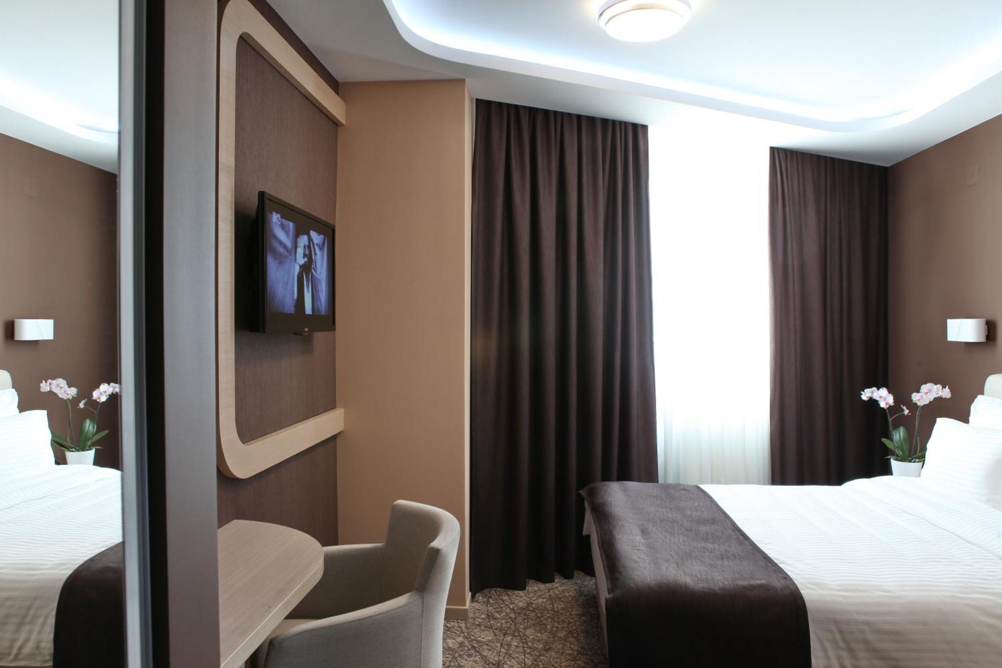 Garni Hotel Aveny ชาชาค ภายนอก รูปภาพ
