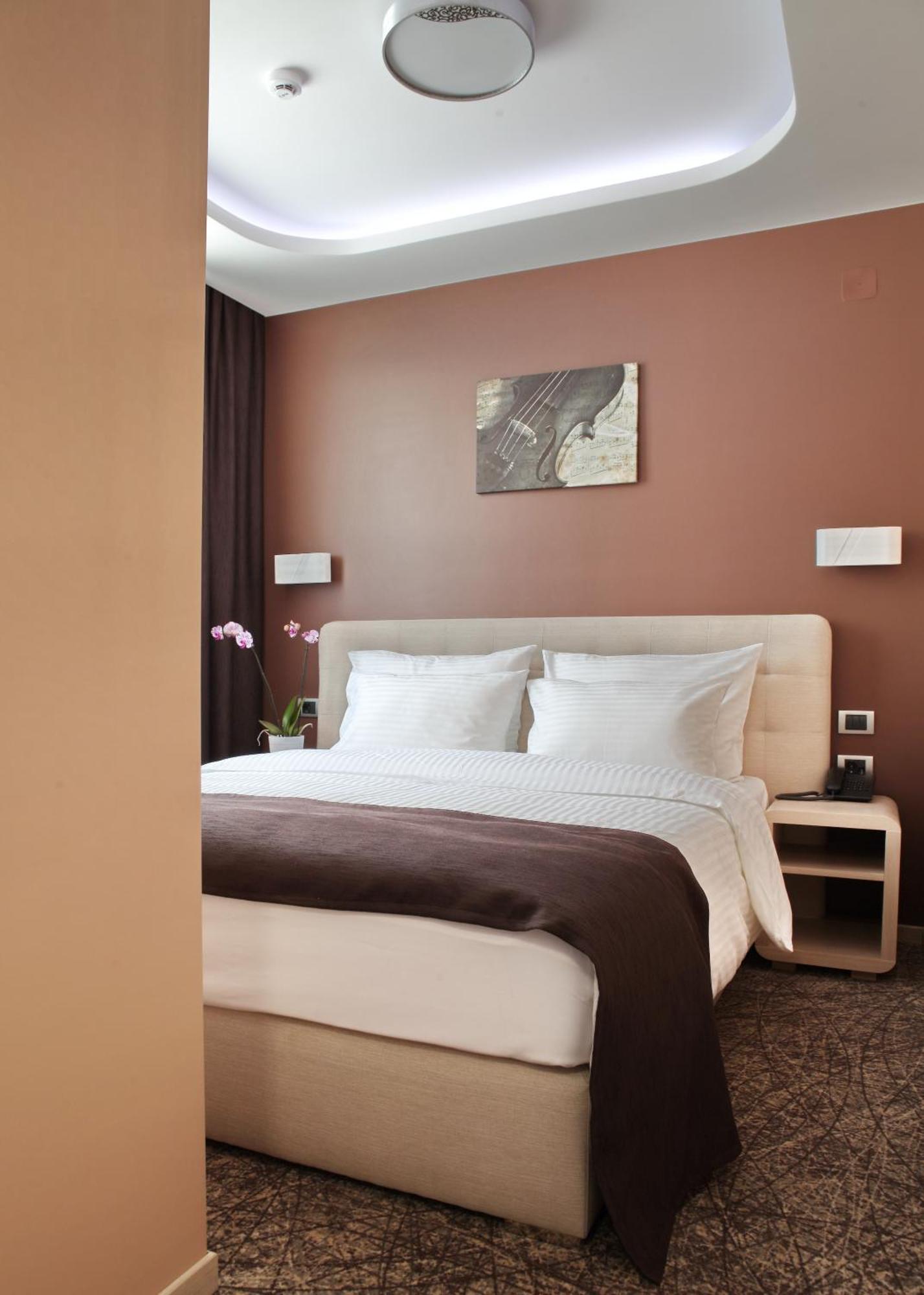 Garni Hotel Aveny ชาชาค ภายนอก รูปภาพ
