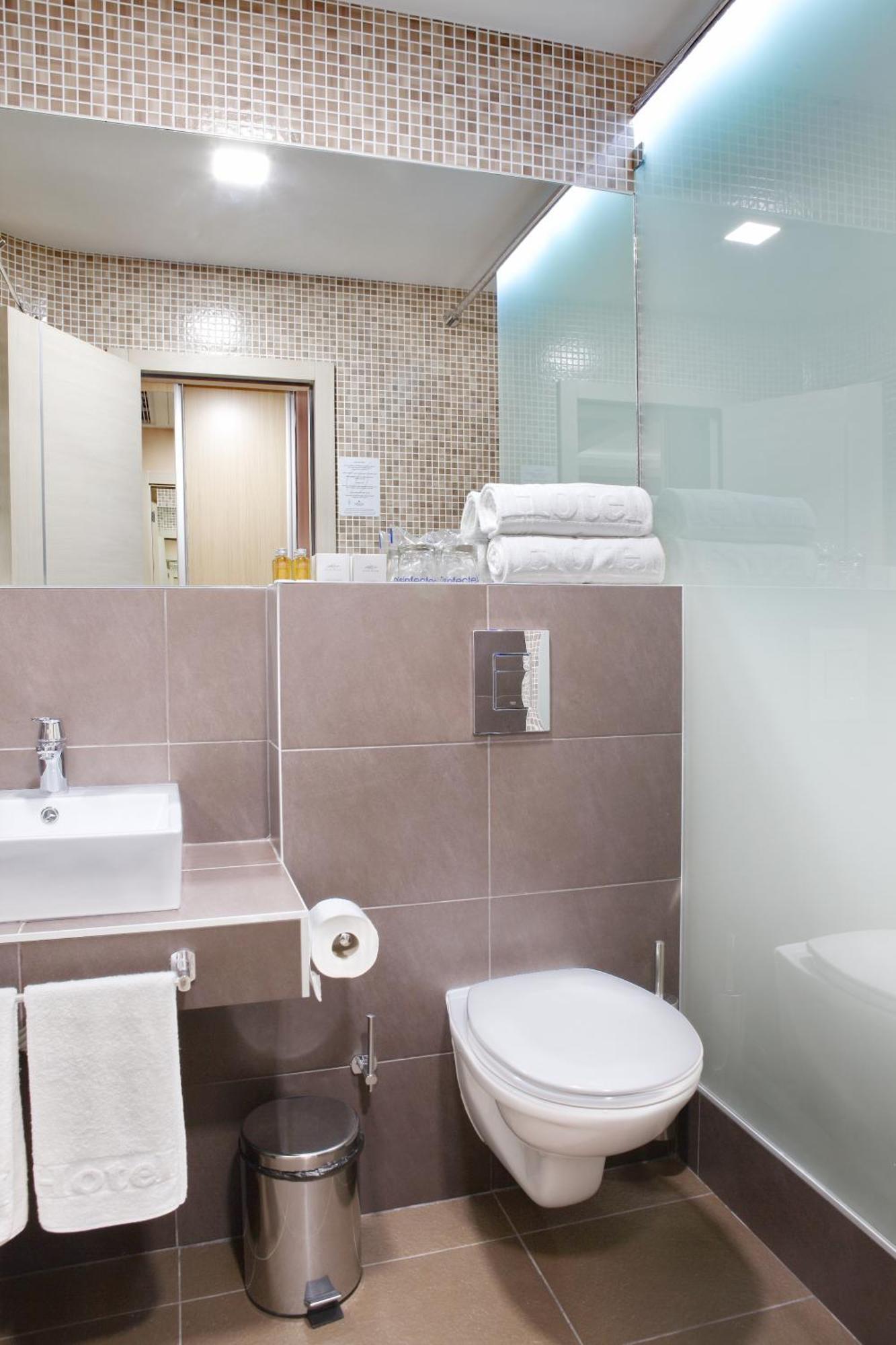 Garni Hotel Aveny ชาชาค ภายนอก รูปภาพ