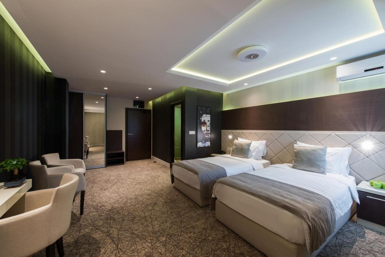 Garni Hotel Aveny ชาชาค ภายนอก รูปภาพ
