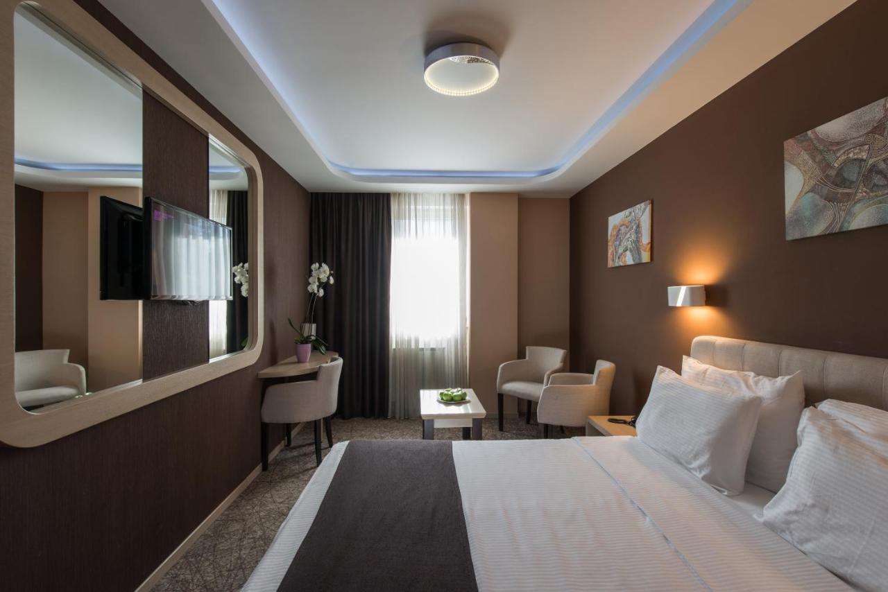 Garni Hotel Aveny ชาชาค ภายนอก รูปภาพ