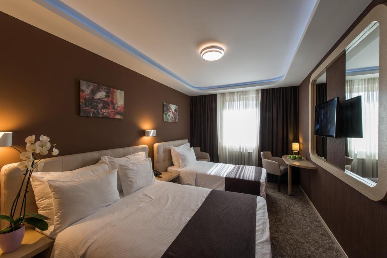 Garni Hotel Aveny ชาชาค ภายนอก รูปภาพ