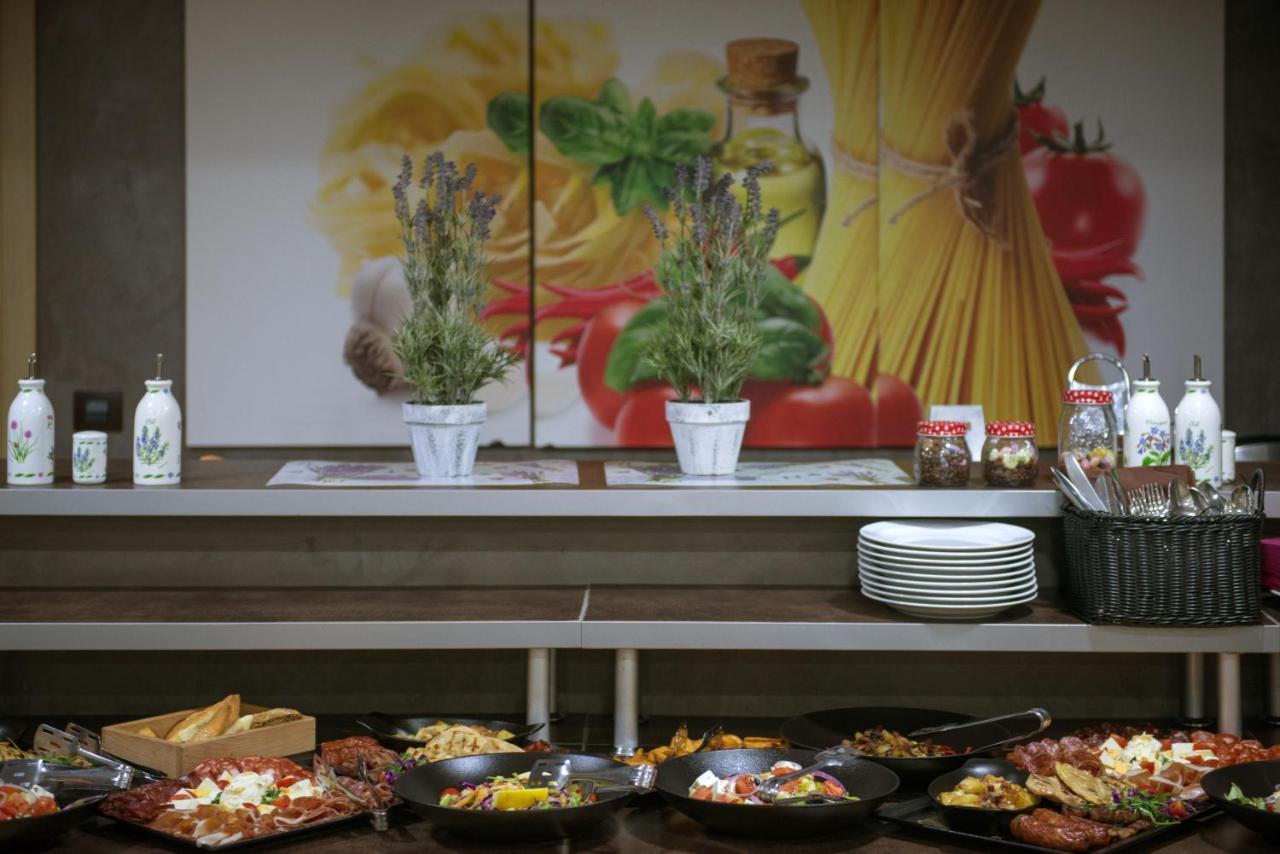 Garni Hotel Aveny ชาชาค ภายนอก รูปภาพ