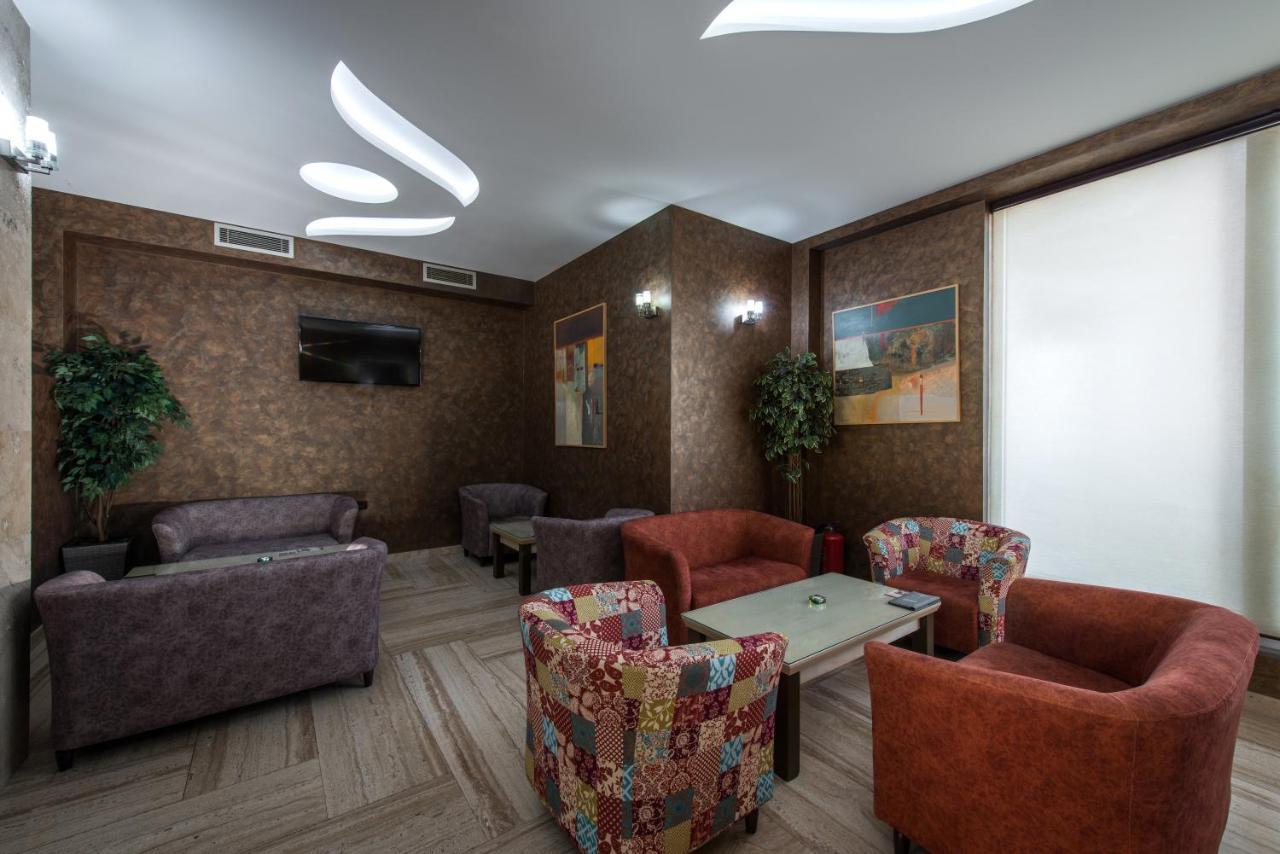 Garni Hotel Aveny ชาชาค ภายนอก รูปภาพ